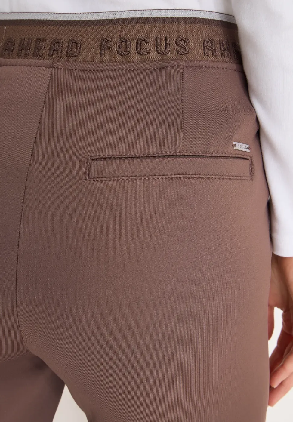 Pantalon à la coupe causale