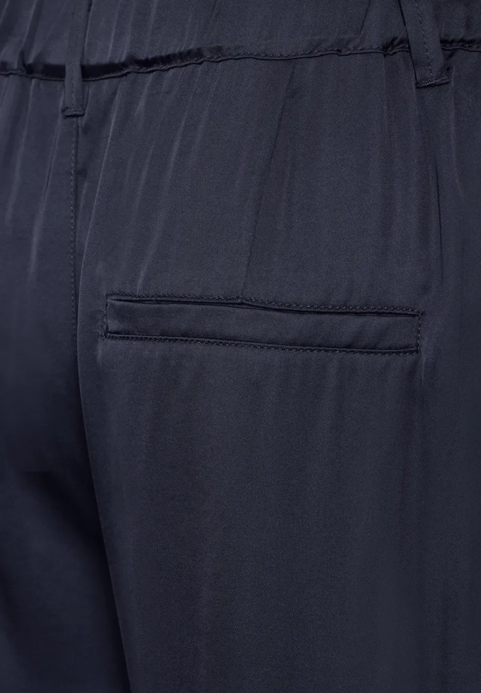 Pantalon look satin coupe classique