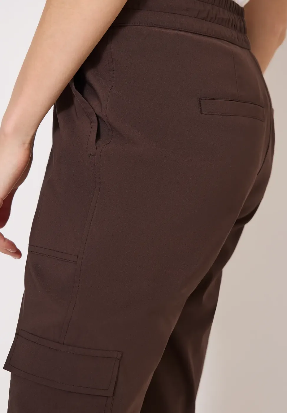 Pantalon Mid Waist Slim Leg au look cargo