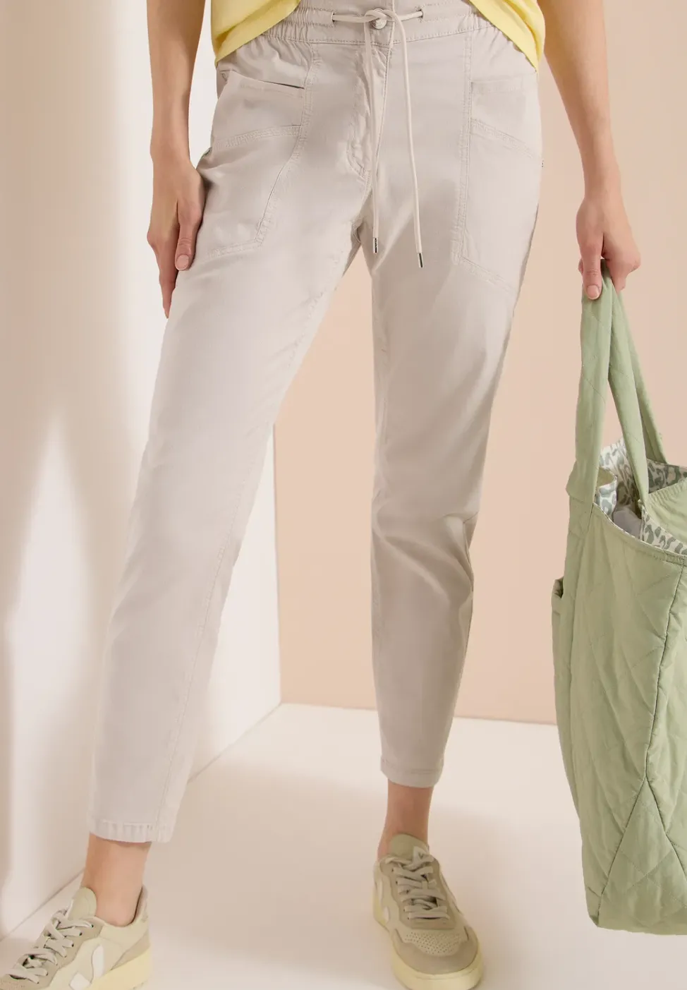 Pantalon taille mi-haute à coupe slim avec effet délavé