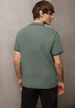 Polo structuré