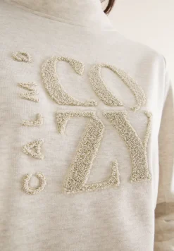 Pull avec broderie