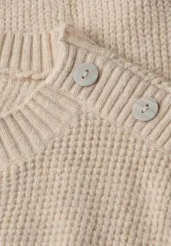 Pull avec détail de boutons