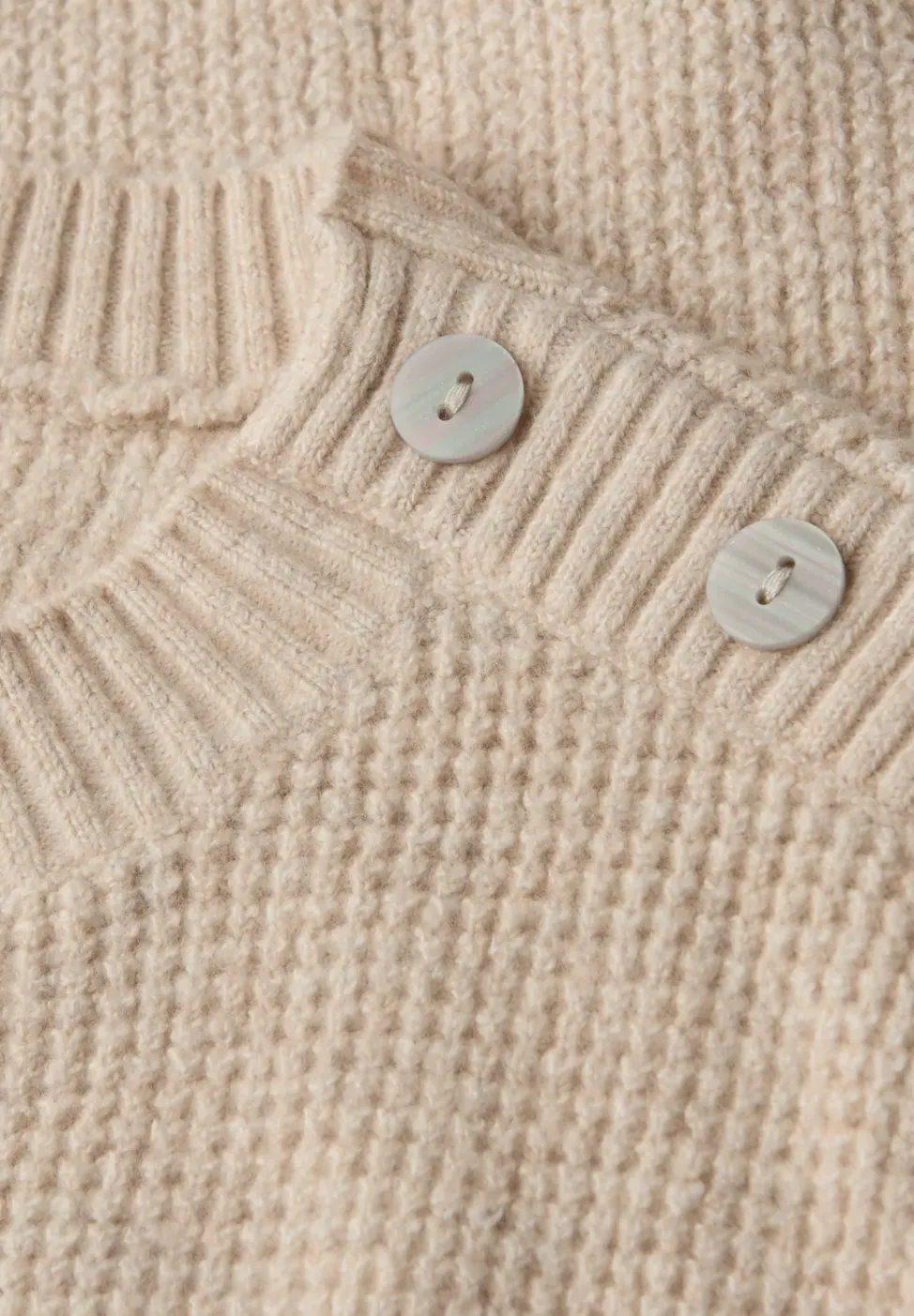 Pull avec détail de boutons