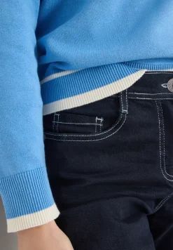 Pull avec détails contrastés