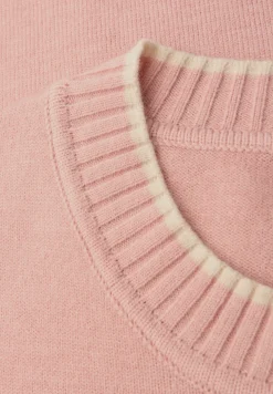 Pull avec détails contrastés