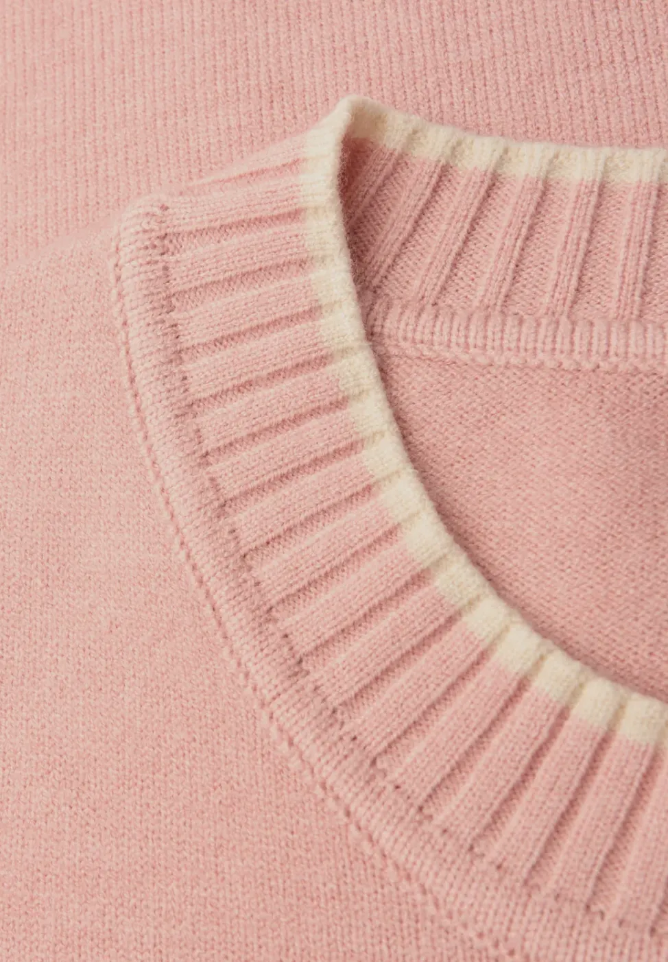 Pull avec détails contrastés