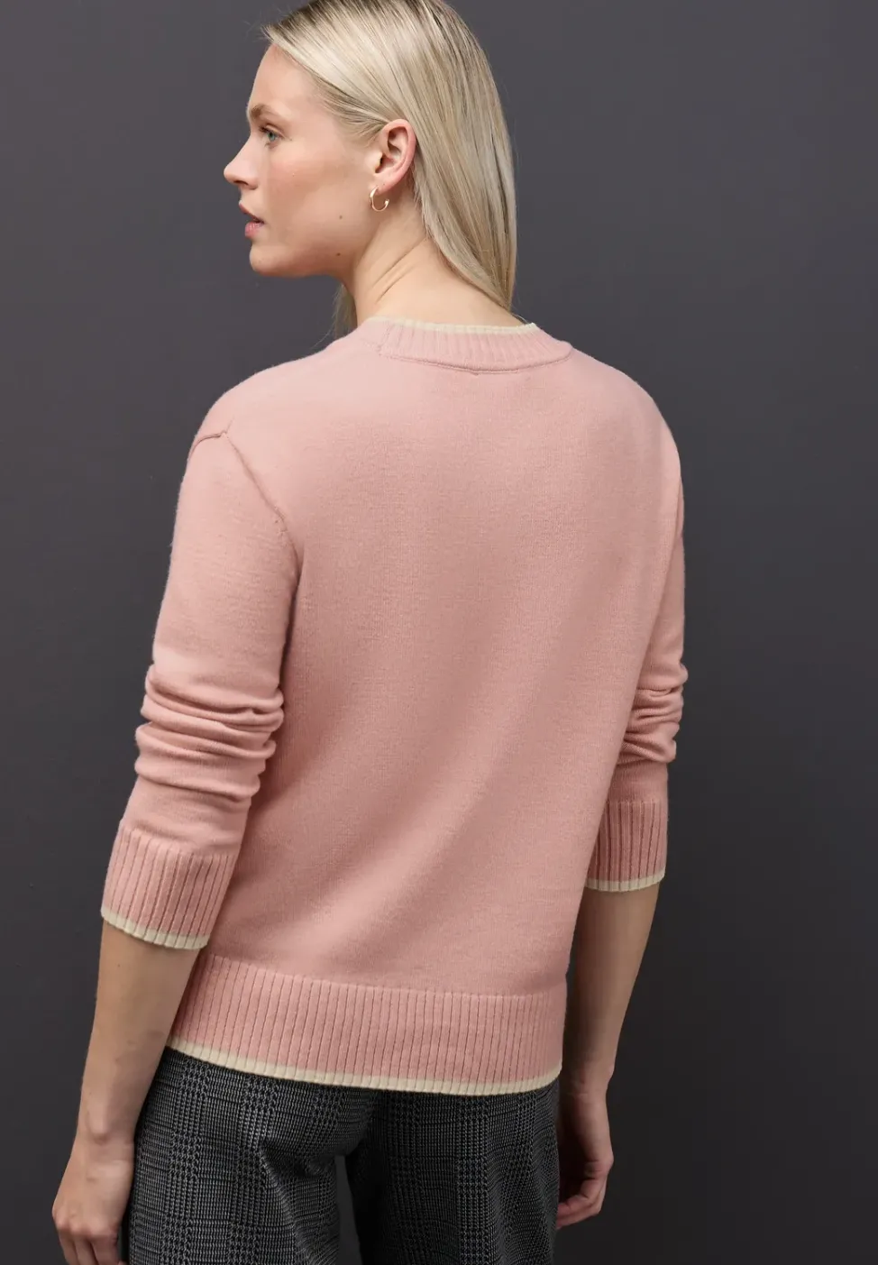 Pull avec détails contrastés