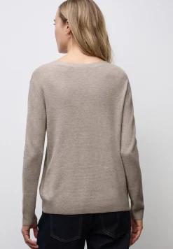 Pull basique à col en V