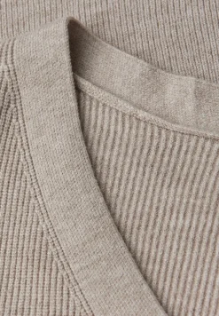 Pull basique à col en V