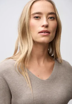 Pull basique à col en V