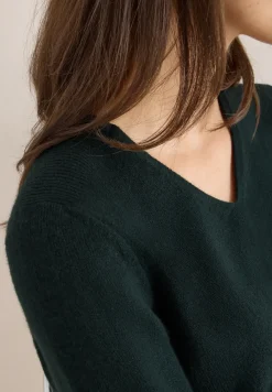 Pull douillet à col en V