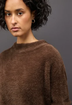 Pull en fil de plume