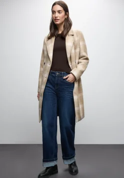 Pull avec détail de boutons
