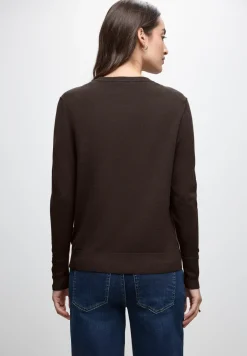 Pull avec détail de boutons