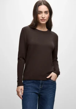 Pull avec détail de boutons