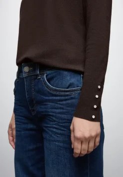 Pull avec détail de boutons