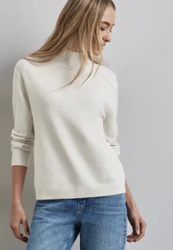 Pull avec détail de boutons
