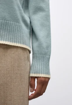 Pull avec détails contrastés