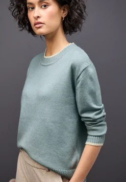 Pull avec détails contrastés