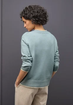 Pull avec détails contrastés