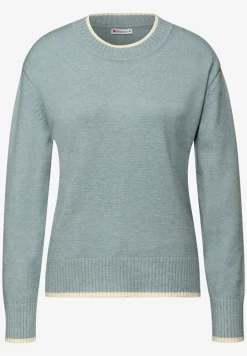 Pull avec détails contrastés