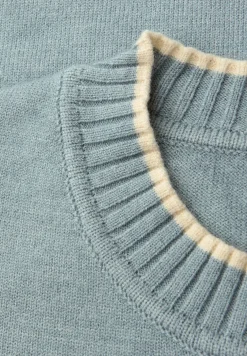 Pull avec détails contrastés