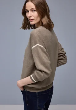 Pull avec détails contrastés