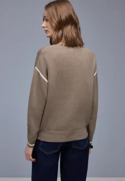 Pull avec détails contrastés