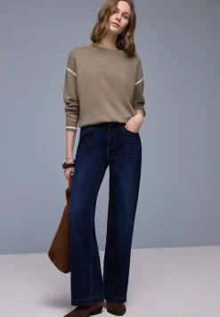 Pull avec détails contrastés
