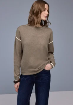 Pull avec détails contrastés