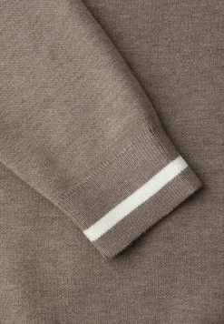Pull avec détails contrastés