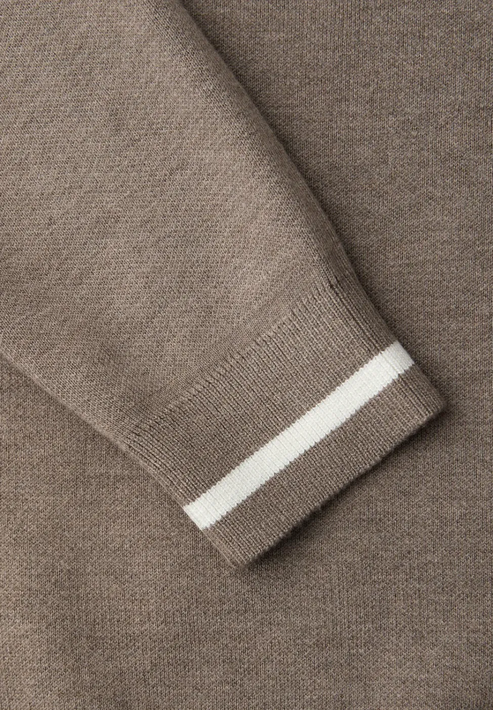 Pull avec détails contrastés