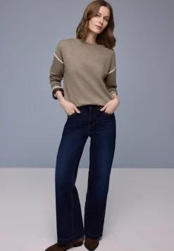 Pull avec détails contrastés
