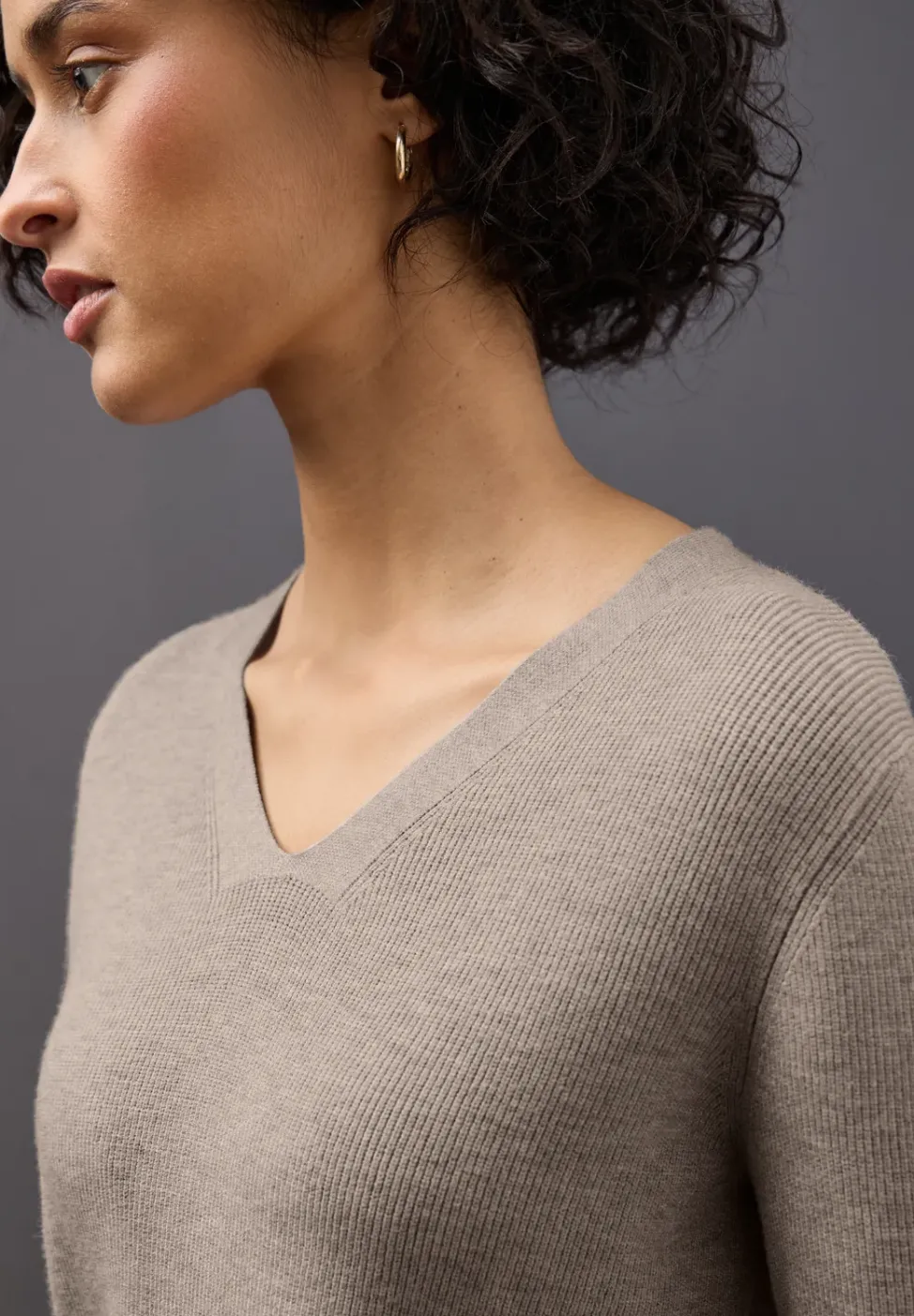 Pull basique à col en V