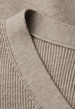 Pull basique à col en V