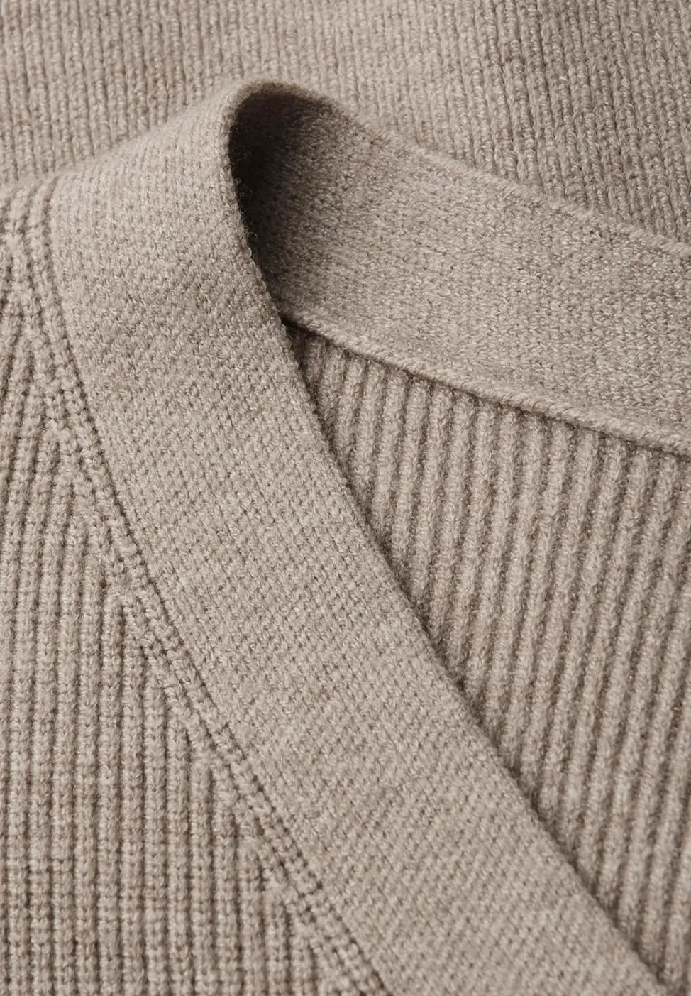 Pull basique à col en V
