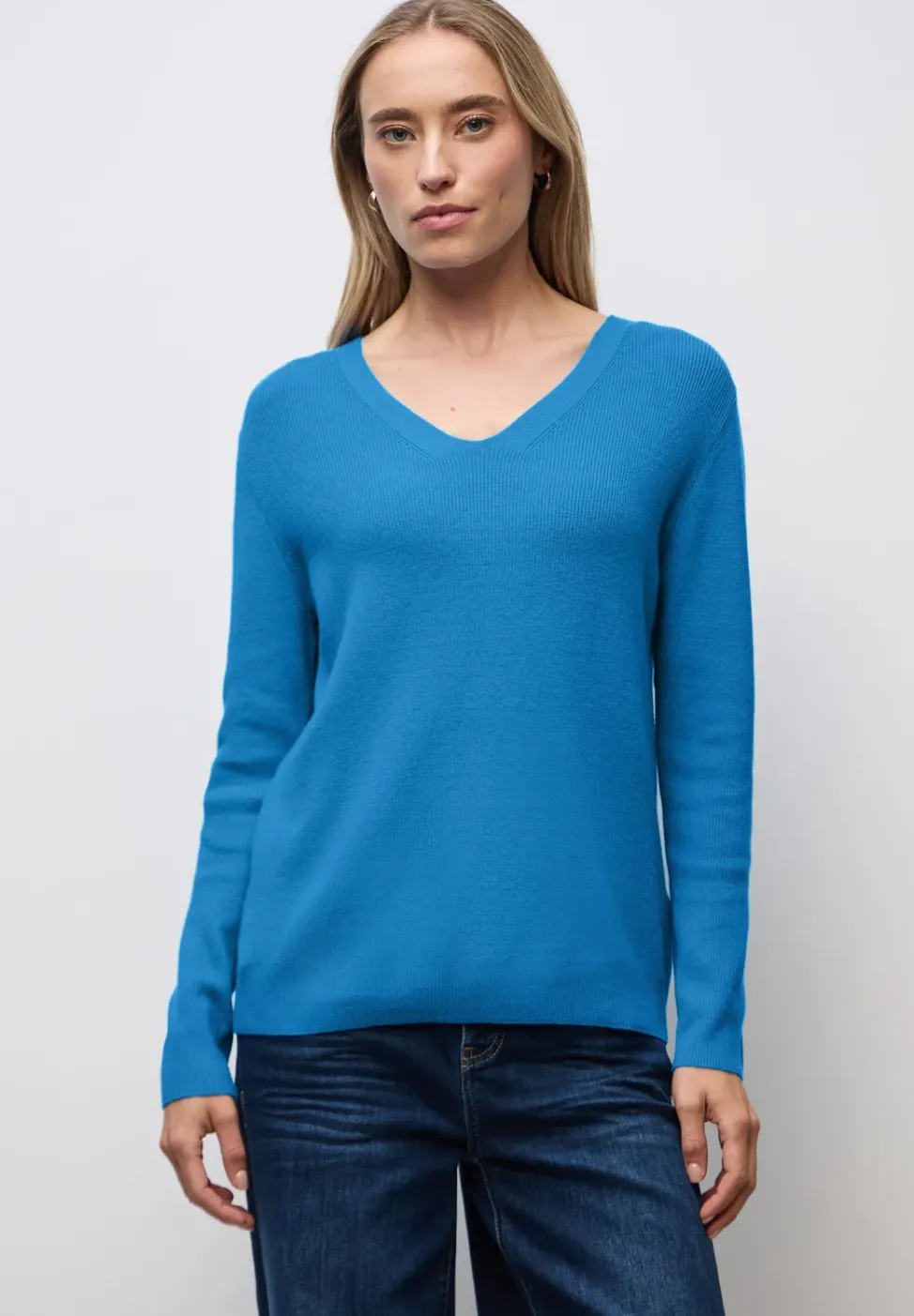 Pull basique à col en V