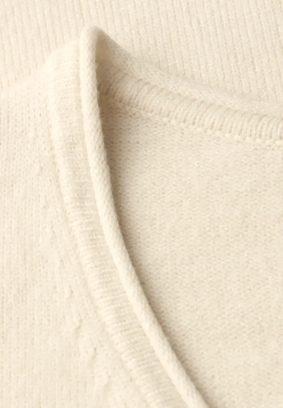 Pull douillet à col en V