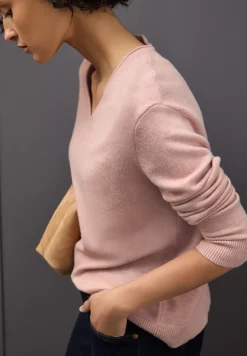 Pull douillet à col en V