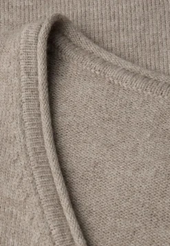 Pull douillet à col en V