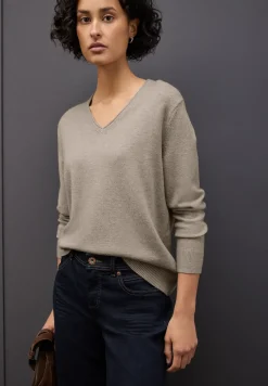 Pull douillet à col en V