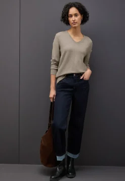 Pull douillet à col en V