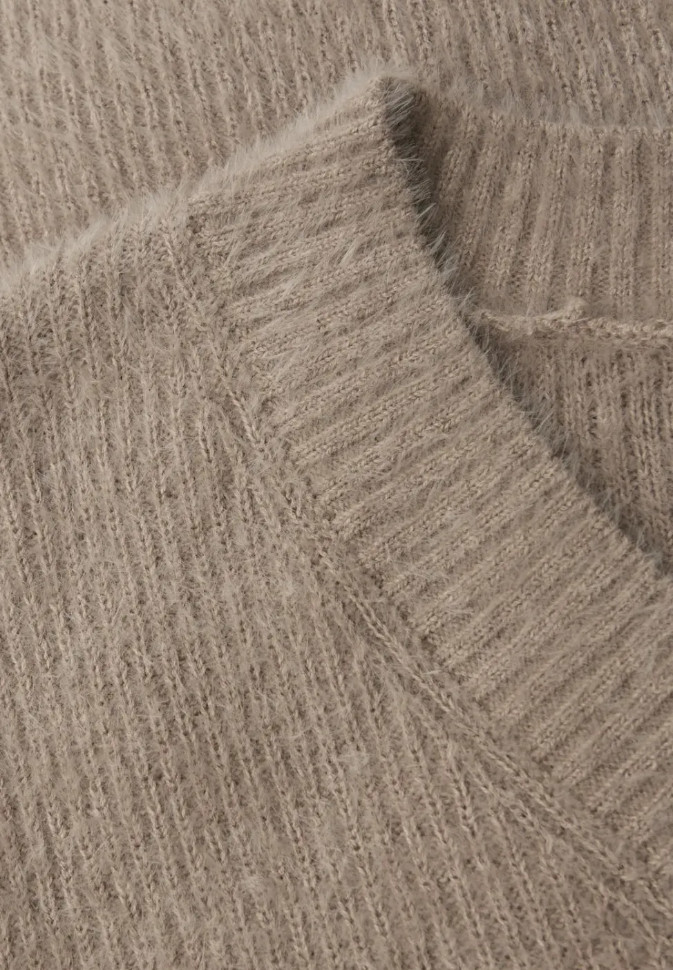 Pull douillet à col en V