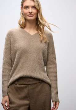 Pull douillet à col en V