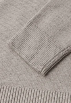 Pull douillet à col en V
