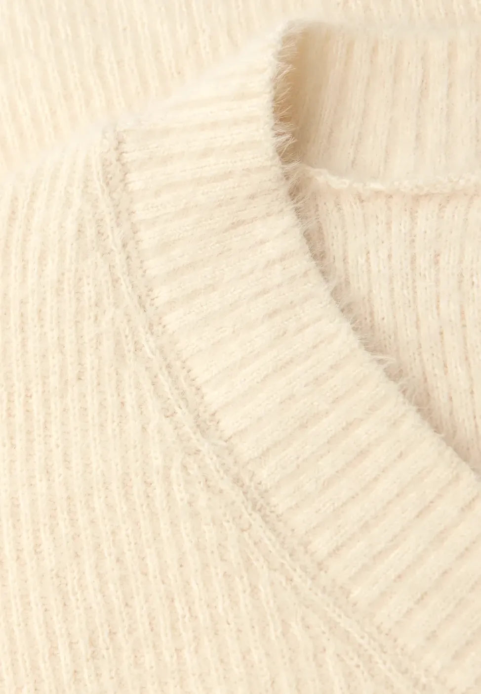 Pull douillet à col en V