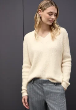 Pull douillet à col en V