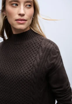 Pull à motif tricoté