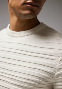 Pull à rayures structurées